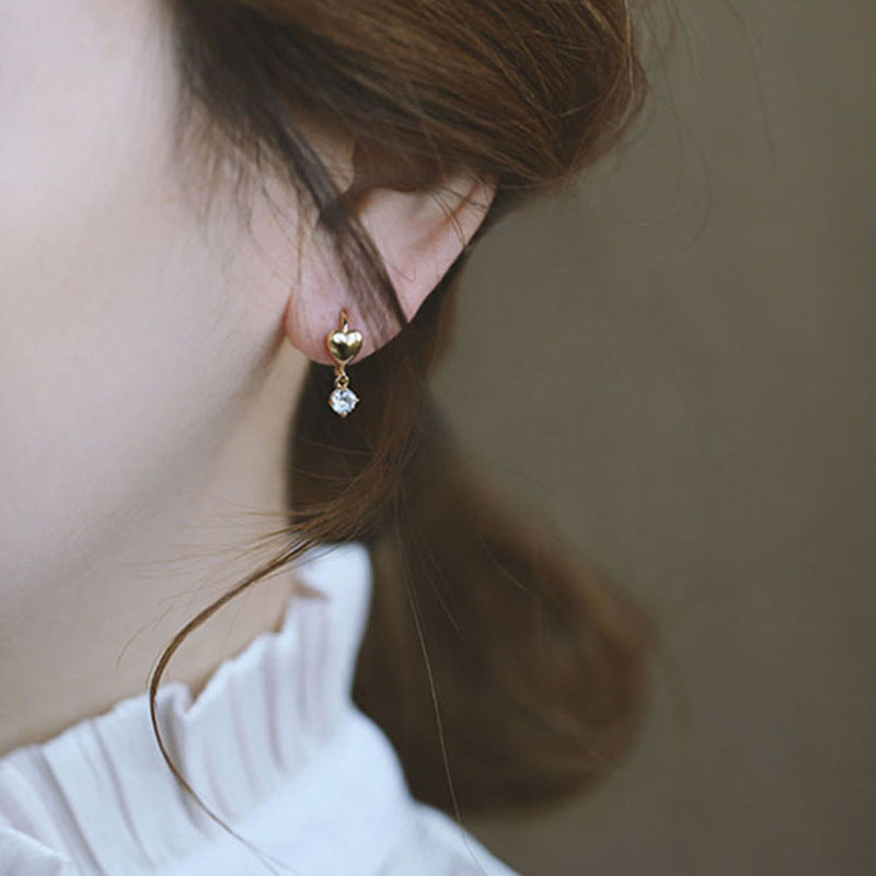 Fashionable retro heart-shaped stud earrings