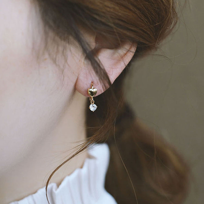 Fashionable retro heart-shaped stud earrings