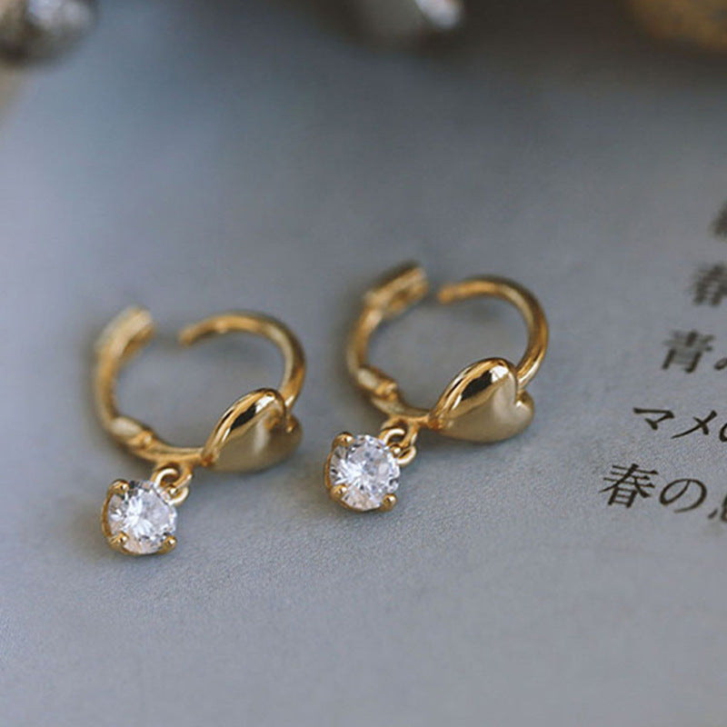 Fashionable retro heart-shaped stud earrings